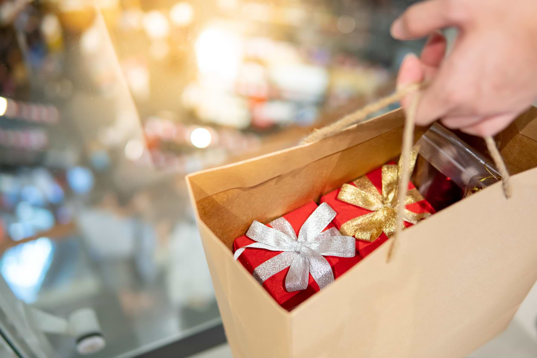 Svenskar spenderar mindre på julklappar i år 3 julkonsumtion minskar