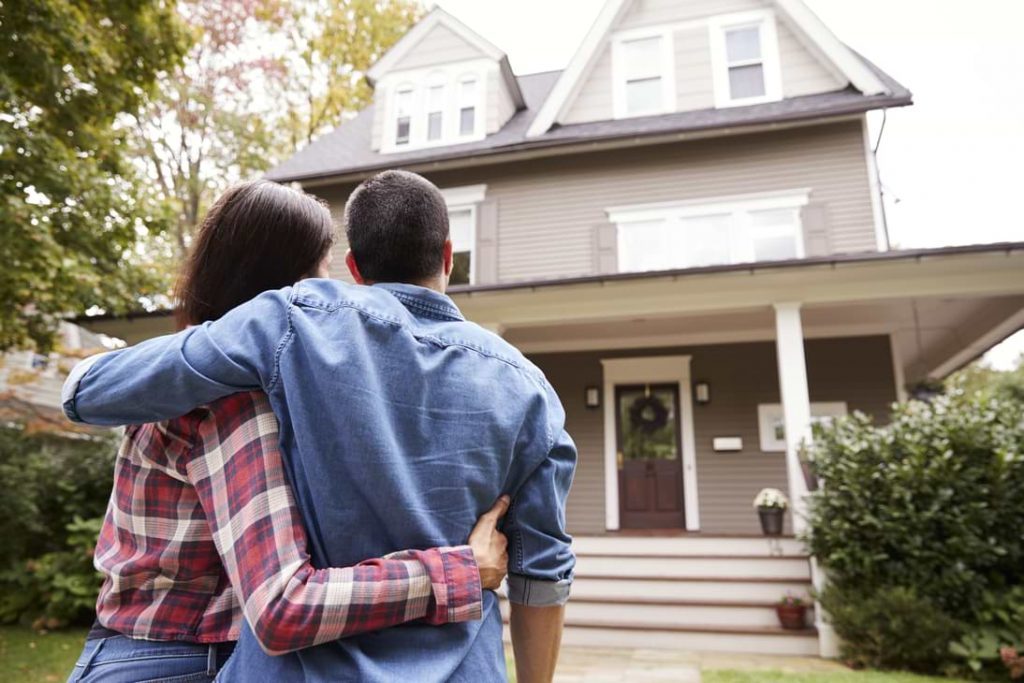 Bolånetak I Sverige: En Omfattande Guide 2023 1 Ett par står framför ett hus som de tänkt köpa