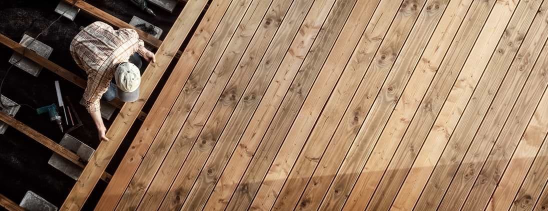 Renoveringslån – Låna pengar till renovering 7 Man uppifrån som bygger trädäck
