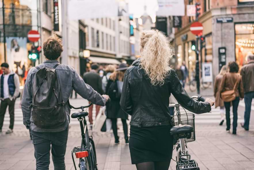 Bynk ger 30 procent i ränterabatt på privatlån 10 Man och kvinna leder cyklar på gågata