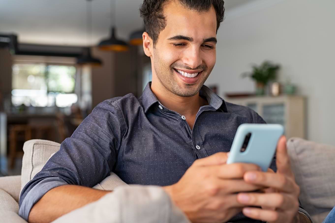 Ferratum i framkant för helt digitala banker 3 Man med mobil som söker lån online