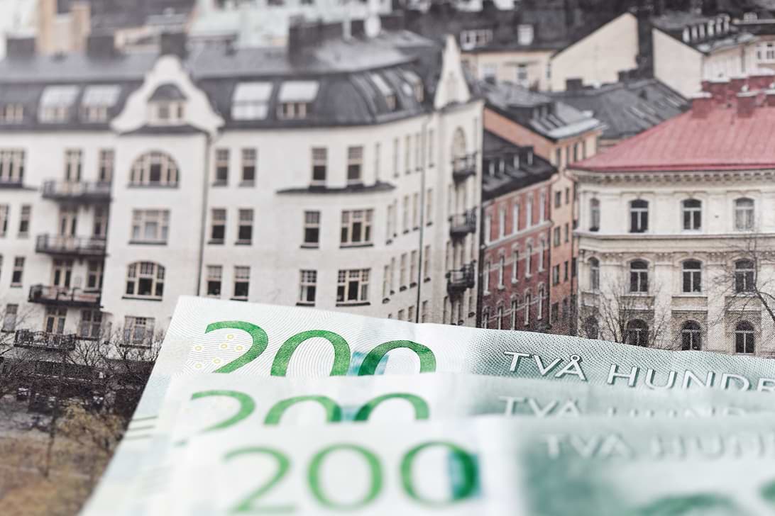 Slopad uppskovsränta - Så får du pengar tillbaka 2 200-lappar framför lägenhetshus