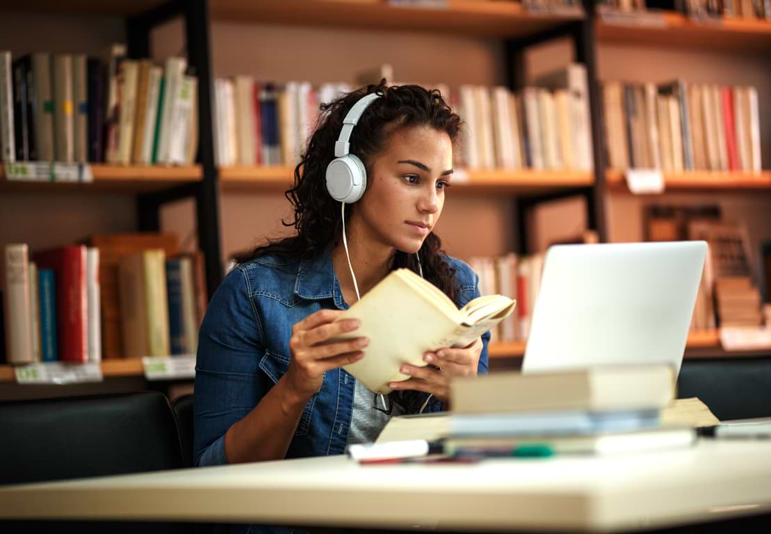 Räntan på studielån kan sänkas till noll procent 3 Studerande kvinna i bibliotek