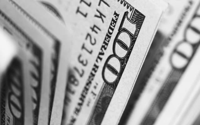 Hur man hittar ett lån som passar dina behov 5 Amerikanska hundradollarsedlar.