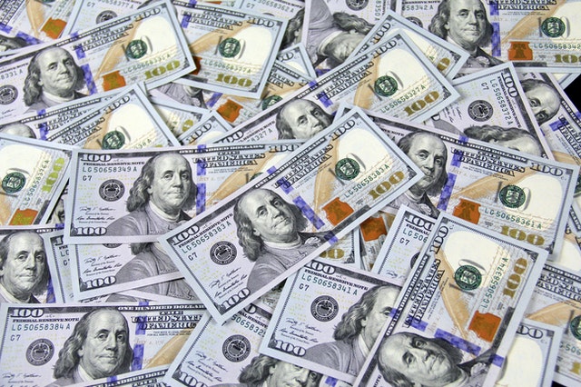 7 saker du kan göra för att förbättra din ekonomi 2021 4 En stor mängd amerikanska 100-dollarsedlar.