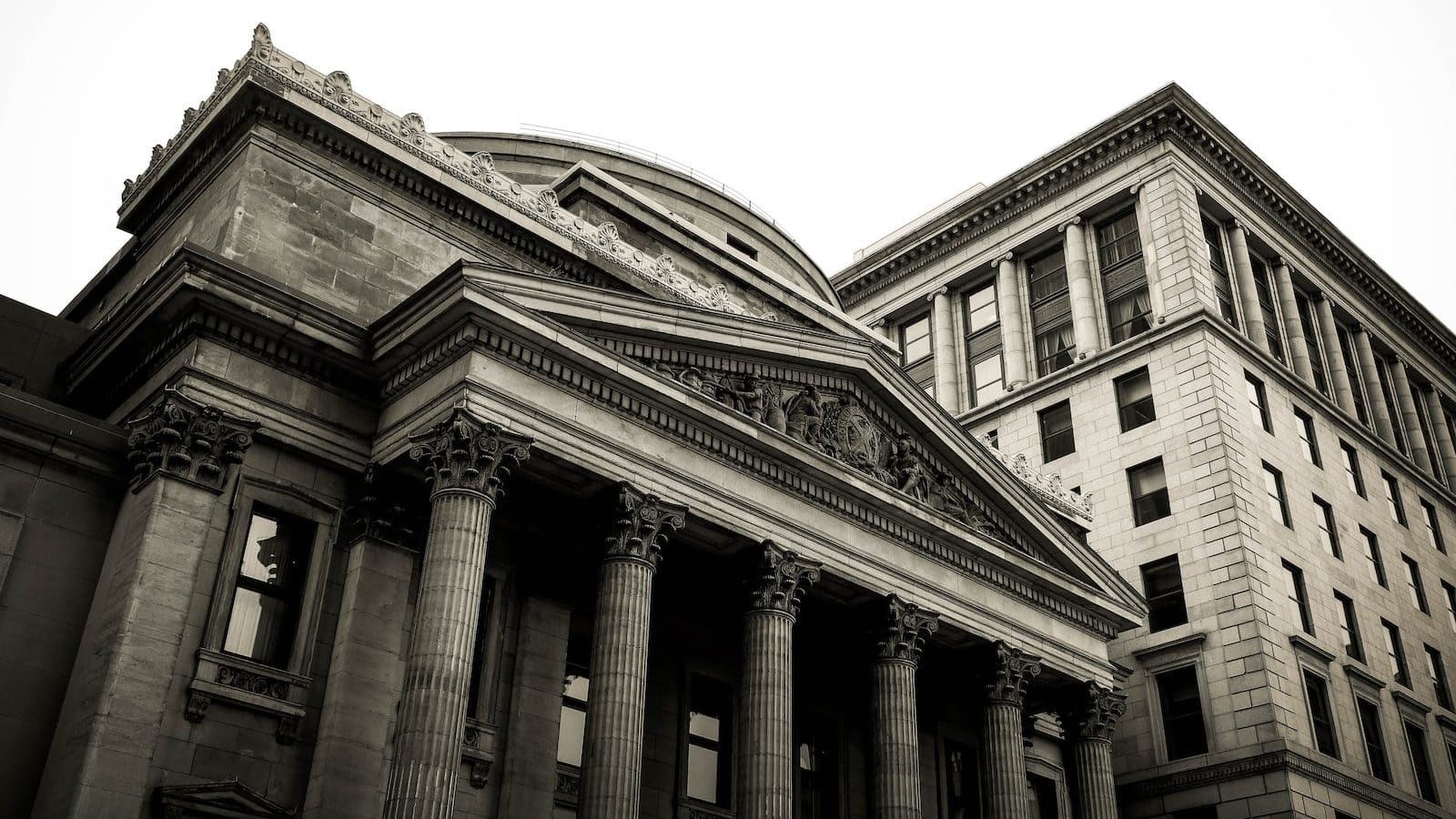 Reporänta förklarat: Hur den påverkar dig och din ekonomi 2023 1 Riksbanken, ofta associerad med sin gråa betongbyggnad, spelar en central roll i att fastställa reporäntan.