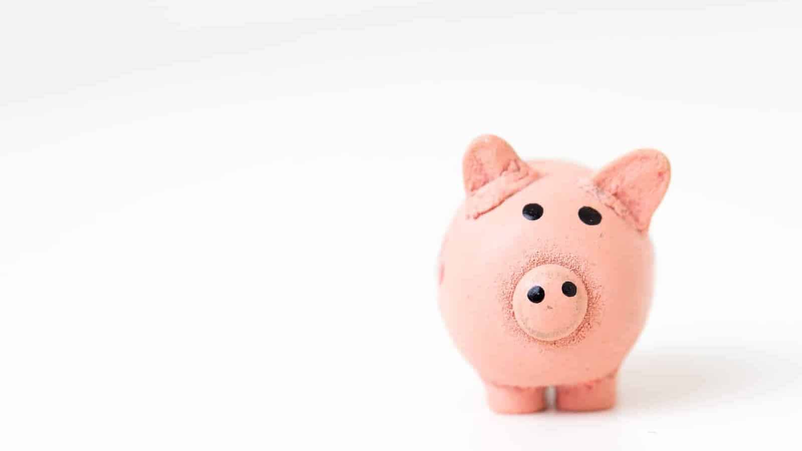 Reporänta förklarat: Hur den påverkar dig och din ekonomi 2023 2 En rosa grisfigur på en vit yta kan vara en påminnelse om vikten av att spara pengar, särskilt i tider när reporäntan påverkar din ekonomi.