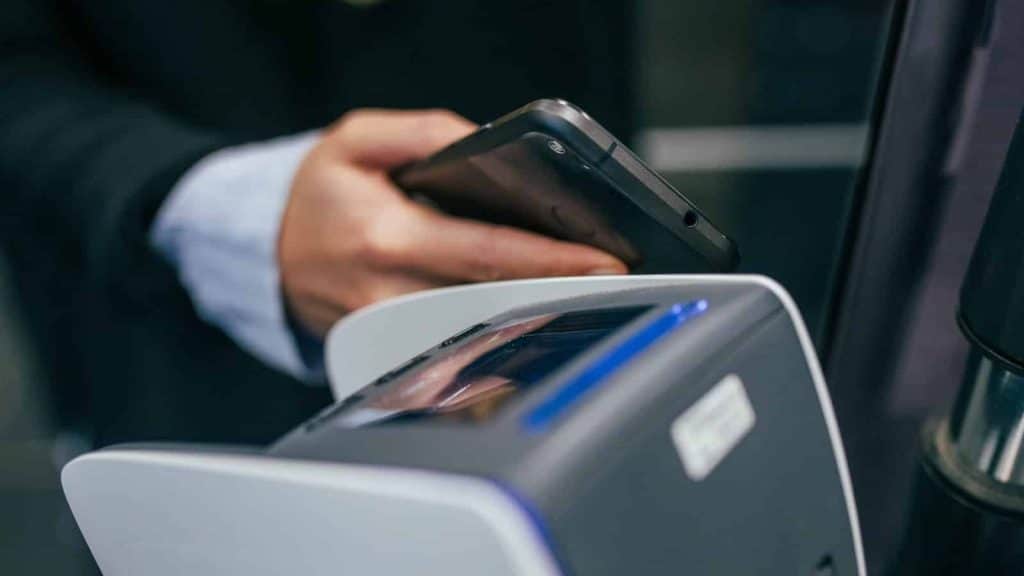 Köp på Avbetalning 2023: Allt du behöver veta 1 En bild som visar en betalning i en kortmaskin, symboliserande processen av att göra ett köp på avbetalning.