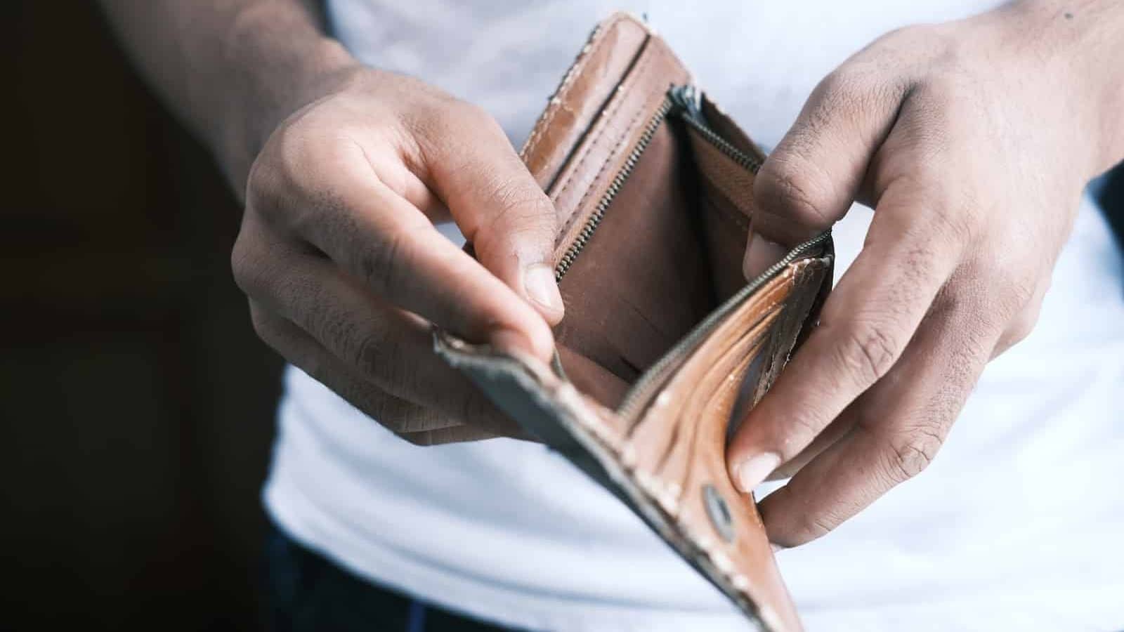 Inkassobolag – hur fungerar deras arbete? 2 person håller en brun tom läderplånbok