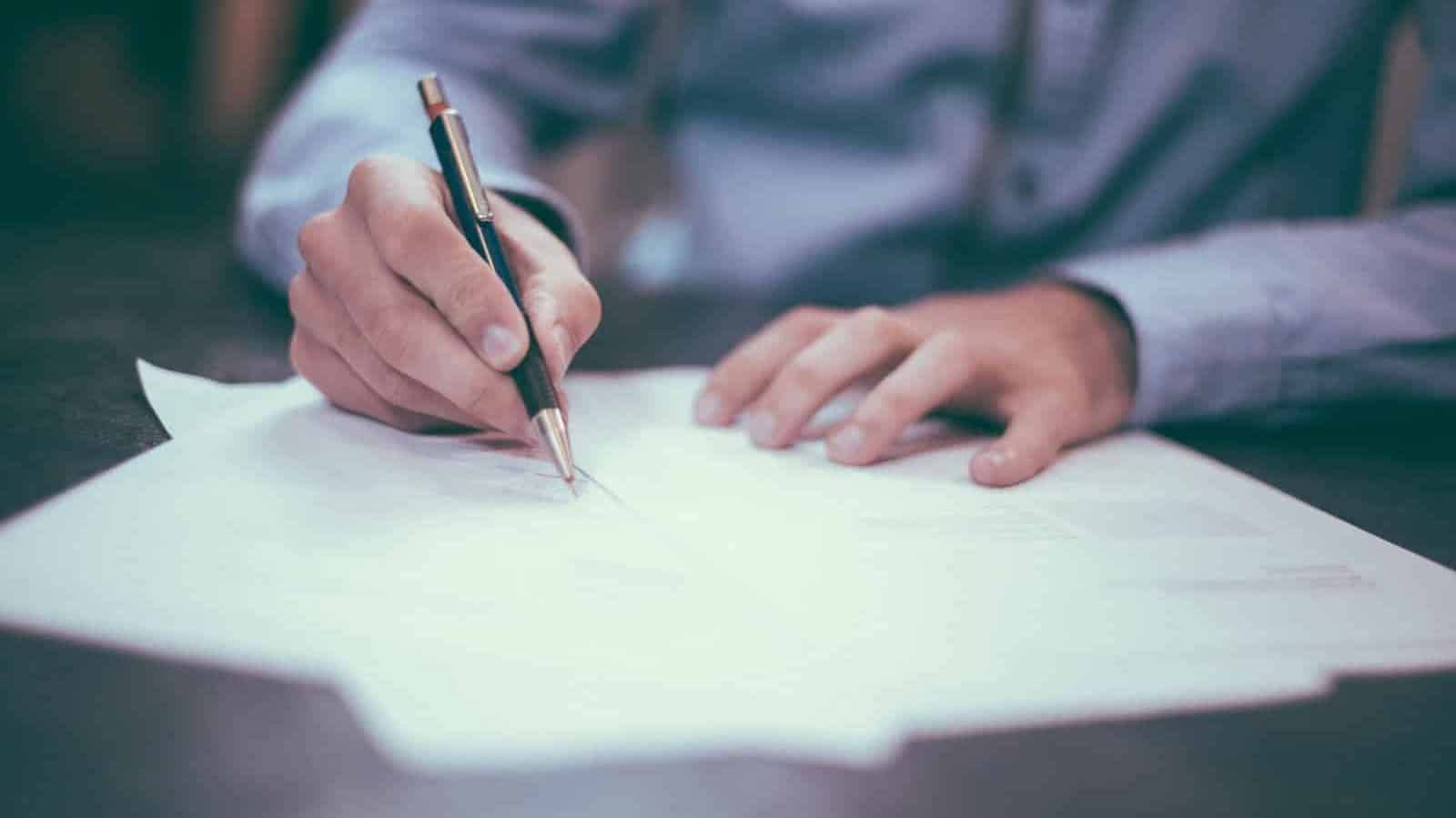 Inkassobolag – hur fungerar deras arbete? 1
Svensk man granskar faktura från inkassobolag på papper.