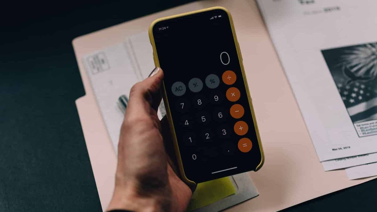 4 viktiga steg att ta när du möter ekonomiska problem 1 smarttelefon visar ekonomiska problem